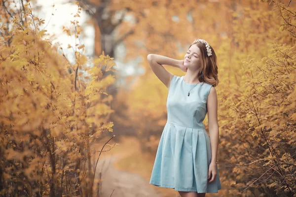 Young Girl Walk Autumn Par — Stock Photo, Image