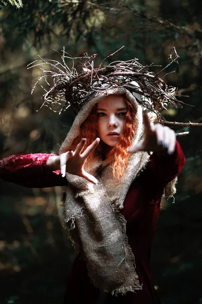 La strega dai capelli rossi tiene un rituale con una sfera di cristallo — Foto Stock