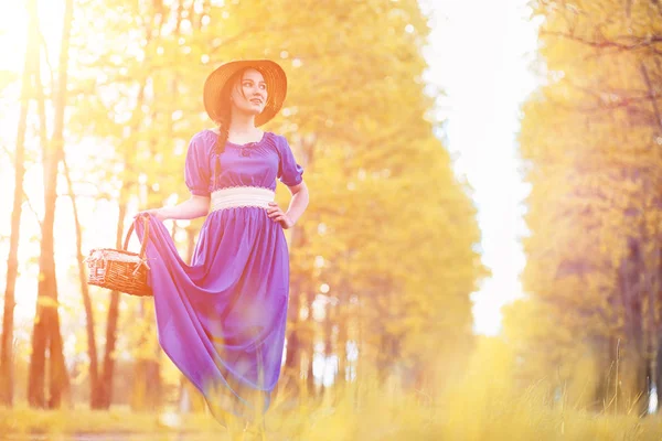 Joven Chica Hermosa Vestidos Naturaleza Una Chica Con Sombrero Camina — Foto de Stock