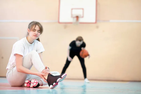 Meisje in de sportschool een speelbasketbal — Stockfoto