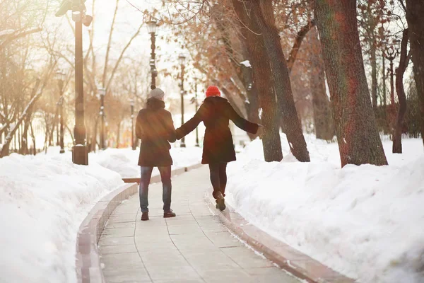 Jovem casal caminhando pelo inverno — Fotografia de Stock