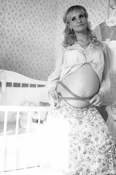 Těhotná dívka černé a bílé — Stock fotografie