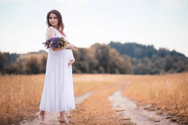 Mujer Embarazada Naturaleza Para Paseo Otoño — Foto de Stock