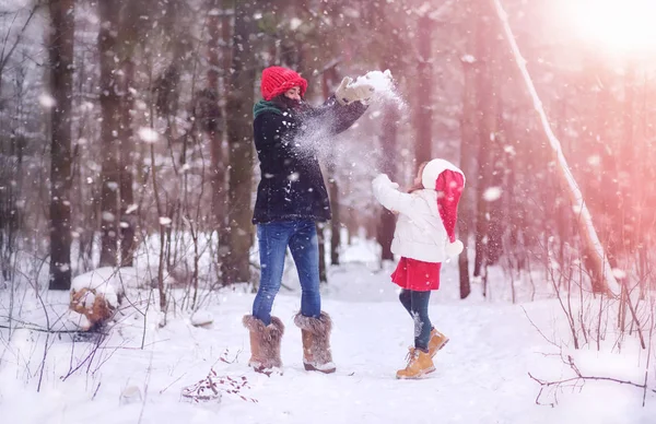 Un cuento de hadas de invierno, una joven madre y su hija montan en un trineo — Foto de Stock