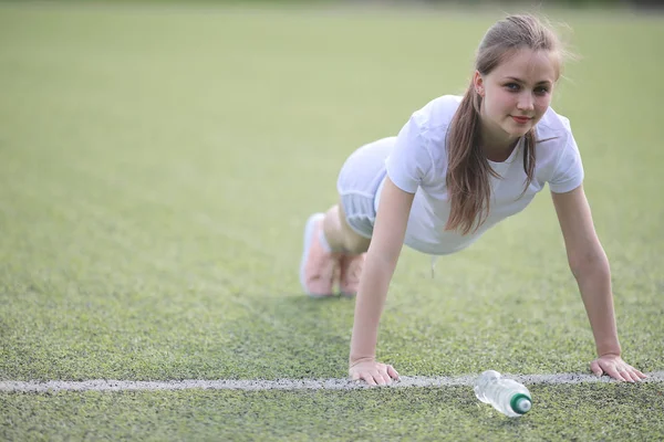 Meisje en sport levensstijl doen oefeningen — Stockfoto