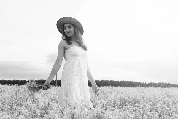 Portrait Monochrome Jeune Fille Dans Chapeau Debout Dans Immense Champ — Photo