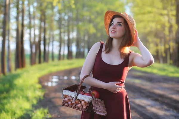Una Chica Con Sombrero Paseo Por Parque Una Chica Con — Foto de Stock