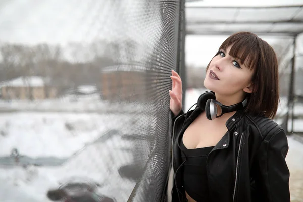 Flicka i hörlurar Lyssna på musik utomhus — Stockfoto