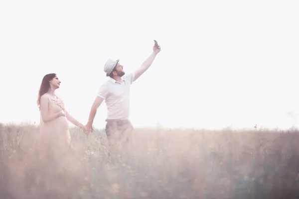 Coppia uomo e incinta ragazza nel campo — Foto Stock