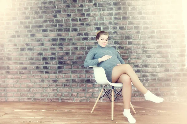 Pregnant young and beautiful girl in a vintage home — Stock Photo, Image