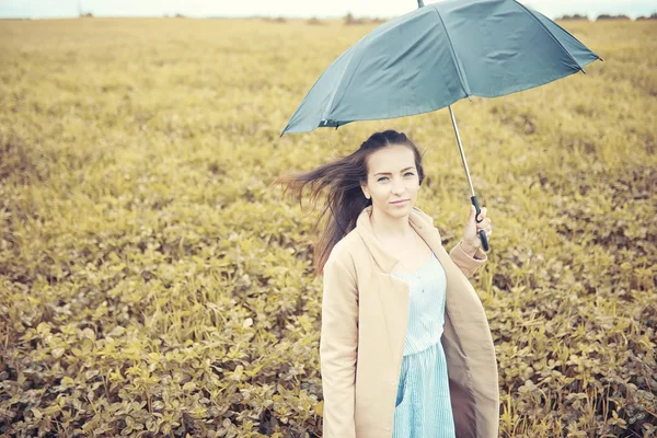 Jeune fille dans le parc d'automne — Photo