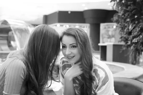 Chicas de compras foto en blanco y negro — Foto de Stock