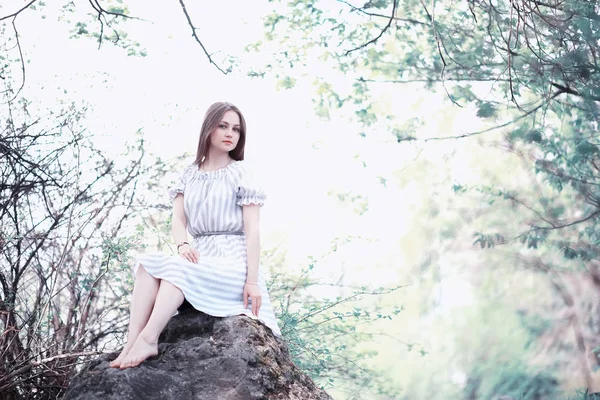 Una chica en un parque verde de primavera —  Fotos de Stock