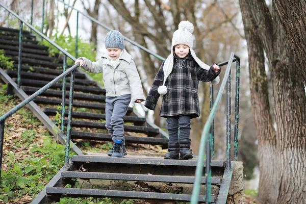 Les enfants marchent dans le parc d'automne — Photo