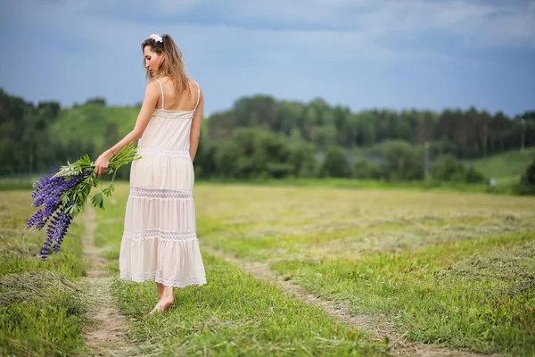 Fille avec un bouquet de fleurs bleues — Photo