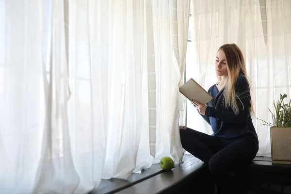 Chica joven en casa relajante —  Fotos de Stock