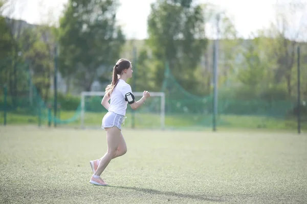 Chica y deporte estilo de vida haciendo ejercicios —  Fotos de Stock