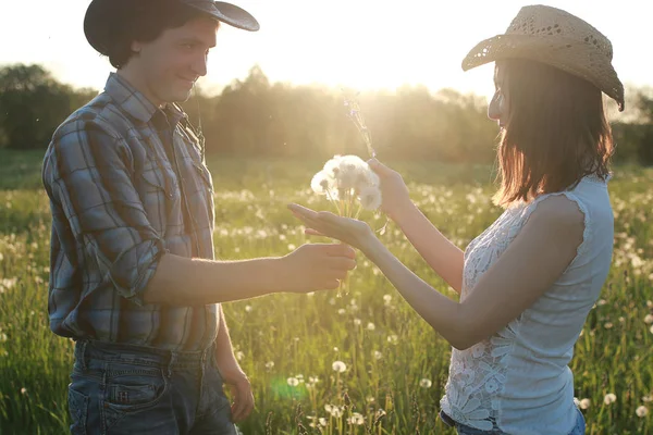 Bonito casal em um passeio pelo campo — Fotografia de Stock