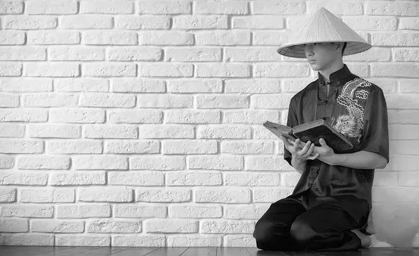 Beyaz Tuğla Duvar Backgroun Asyalı Genç Acemi — Stok fotoğraf