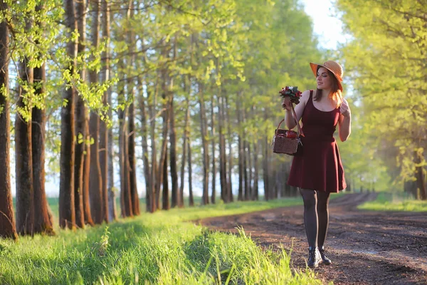 Ein Mädchen Mit Hut Bei Einem Spaziergang Park Ein Mädchen — Stockfoto