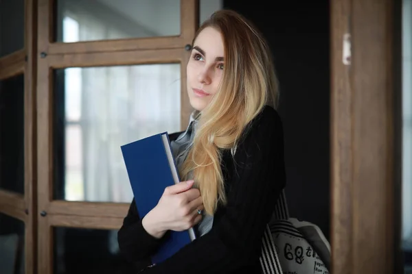 Junge hübsche blonde Mädchen Student — Stockfoto