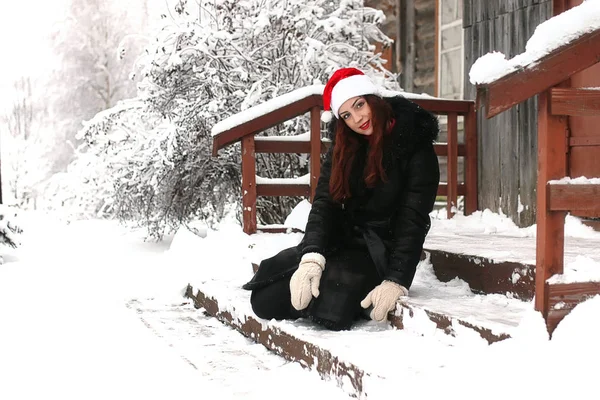 Menina bonita no inverno dia nevado — Fotografia de Stock