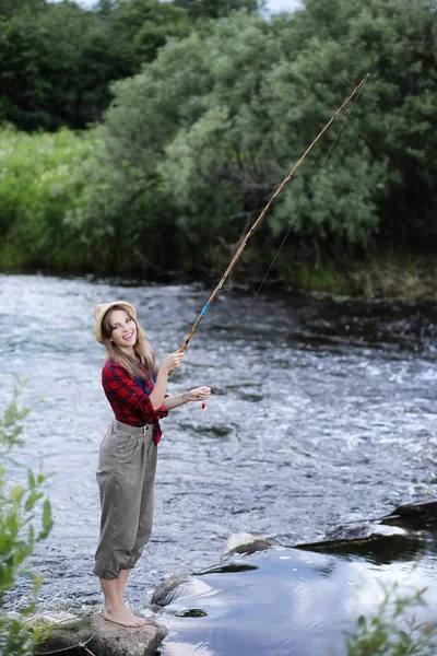 Ragazza vicino al fiume con una canna da pesca — Foto Stock