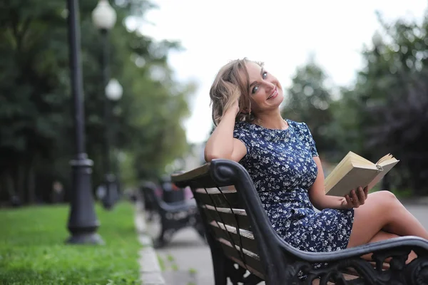 Vacker flicka i parken sommaren — Stockfoto