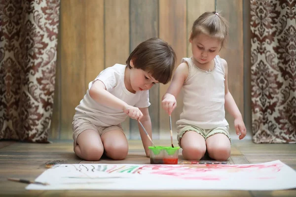 I bambini dipingono su un grande foglio di carta — Foto Stock