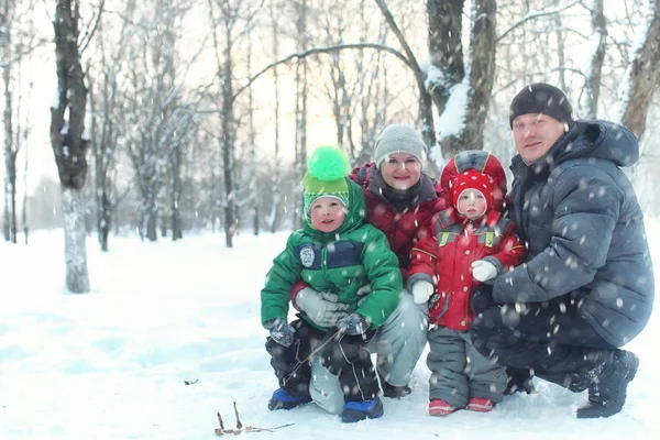 Jovem família no parque de inverno — Fotografia de Stock