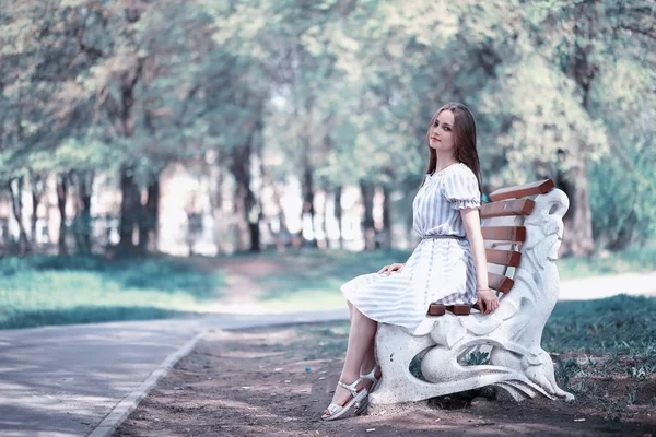 Una chica en un parque verde de primavera — Foto de Stock