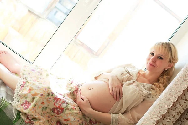 Vacker flicka gravid blond — Stockfoto