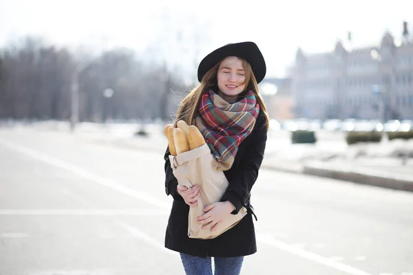 Французская женщина с багетами в сумке — стоковое фото