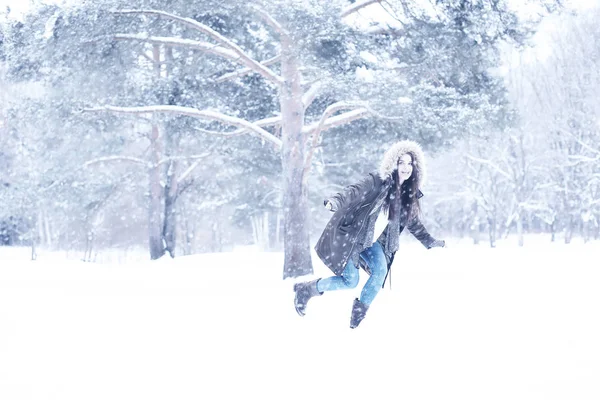美丽的女孩在美丽的冬天雪 — 图库照片