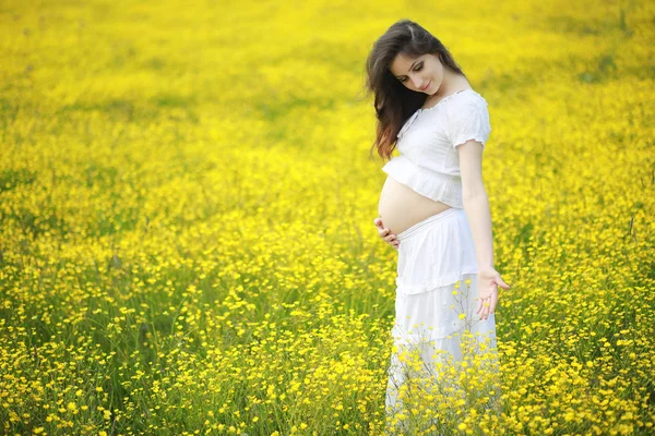 Mulher Grávida Vestido Campo Flores — Fotografia de Stock