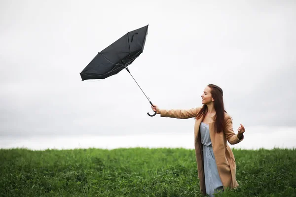 Ung Flicka Grön Park Regnigt Väder — Stockfoto