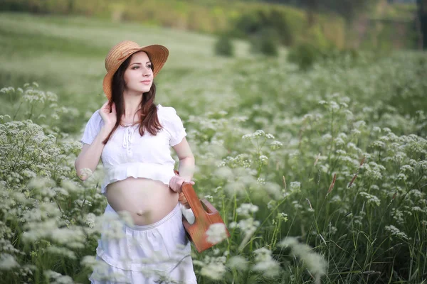 Mujer Embarazada Naturaleza Para Paseo Verano — Foto de Stock