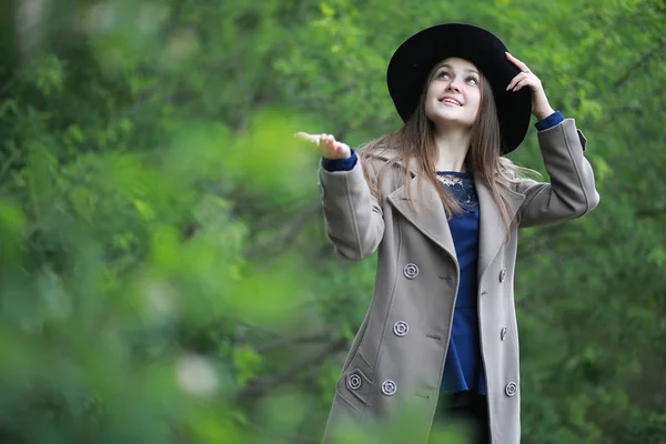 Junges Mädchen im Mantel in einem Frühlingspark — Stockfoto