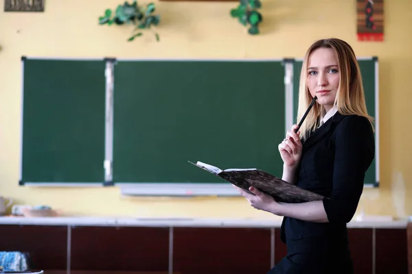 Guru muda di kelas sekolah — Stok Foto