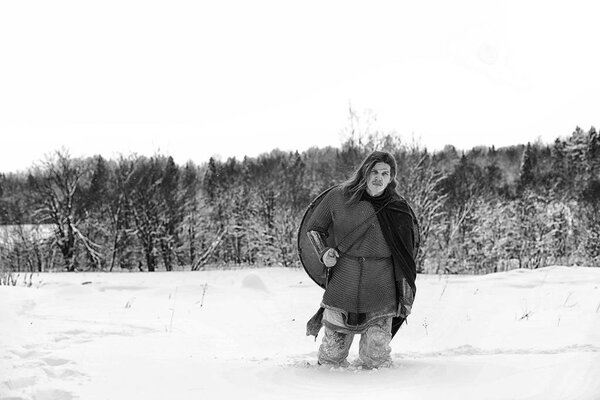 Защитить молодого воина в доспехах
