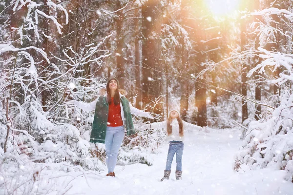 Una familia joven para dar un paseo. Mamá y su hija están caminando en un winte — Foto de Stock