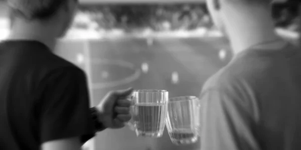 Fondo aficionados al fútbol ver el partido y beber cerveza — Foto de Stock