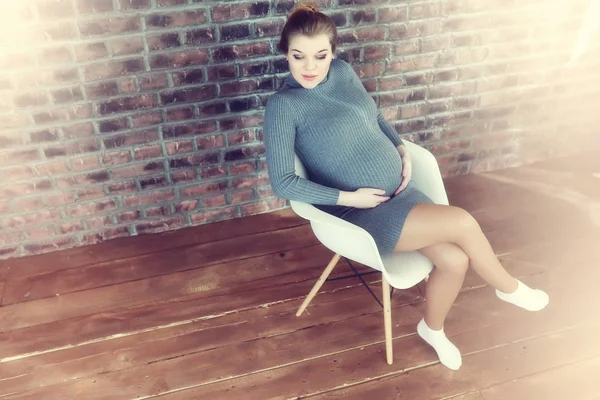 Gravid ung och vacker flicka i en vintage hem — Stockfoto