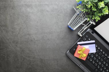 Alışveriş konsepti. Süpermarket tramvayı ve hediyeler