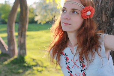 Bir sonbahar Parkta yürümek bir kız. Kızıl saçlı genç kız