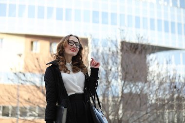 İş kadını binaların zemin üzerine sıkı giysiler