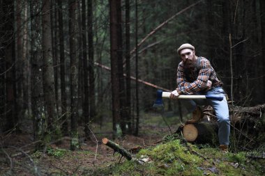 Büyük bir balta ile sakallı bir oduncu 