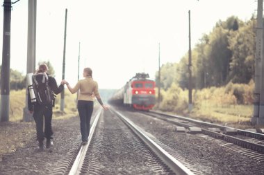 Bir sırt çantası ile yürüyerek seyahat