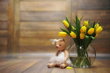 Bir buket yerdeki bir vazoda Sarı laleler. Bir w için bir hediye