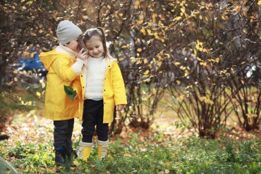 Çocuk sonbahar Park walk